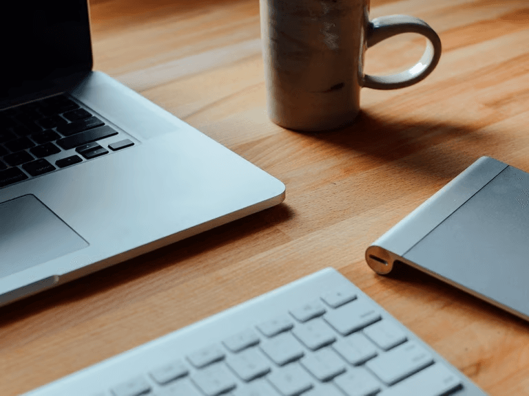 Professioneller Arbeitsplatz eines Energieberaters - Unabhängige Gebäude-Energieberatung mit modernster Technik und Expertise